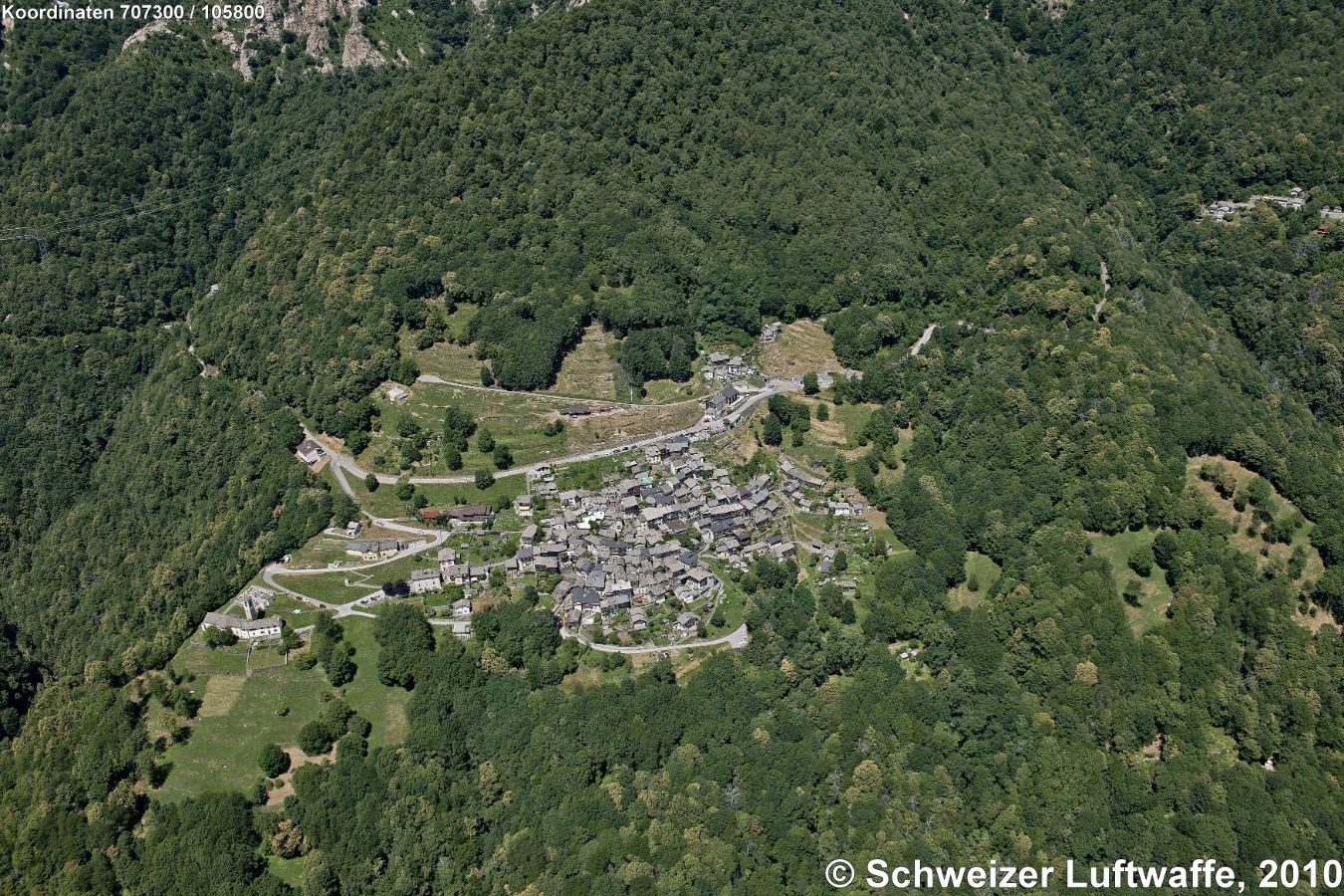 Indemini, Cambarogno. (Position: 2'707'130.67, 1'105'658.63) Blick NW-wärts. Die Gemeinde ist seit April 2020 im 'progetto di aggregazione communale' fusioniert mit den Dörfern Caviano, Contone, Gerra Gambarogno, Magadino, Piazzogna, S. Abbondio, S. Nazzaro und Vira Gambarogno.